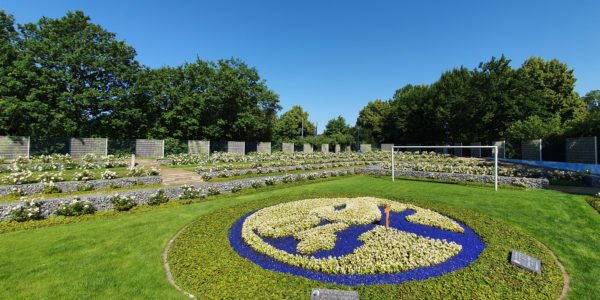 Dauergrabgepflegte Gemeinschaftsgrabstätte für Fans des FC Schalke 04 auf dem Friedhof Beckhausen-Sutum.