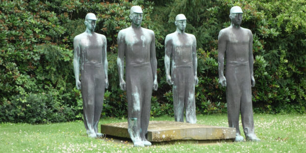 Denkmal auf dem Friedhof Rotthausen am Gräberfeld der Opfer des Grubenunglücks vom 20. Mai 1950 auf der Zeche Dahlbusch.