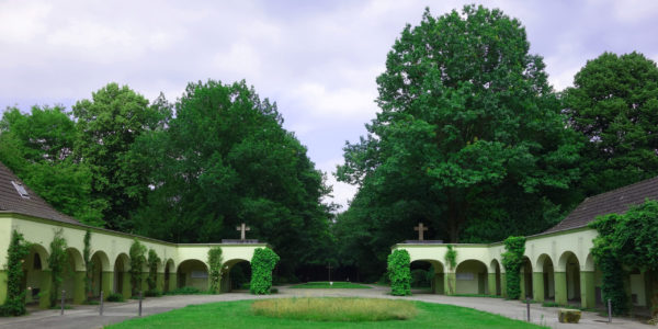 Die denkmalgeschützten Torhäuser am Eingang des Hauptfriedhofs an der Immermannstraße.