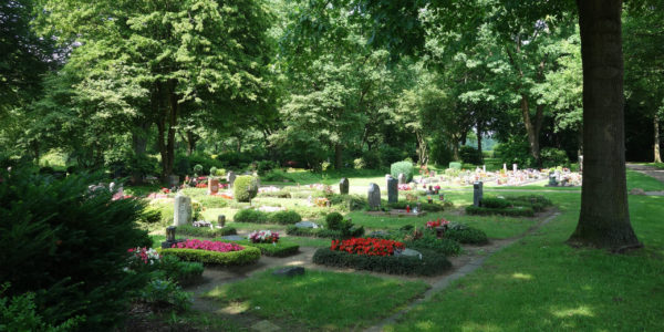 Ein Feld mit Sarg-Reihengräbern auf dem Friedhof Hassel-Oberfeldingen.