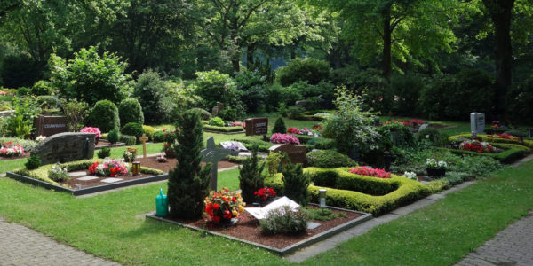 Ein Feld mit Wahlgrabstätten auf dem Friedhof Hassel-Oberfeldingen.